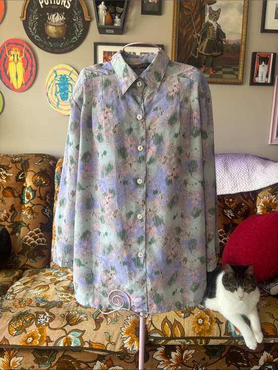 Man king Tops - Relaxed Floral Button-Up Blouse in Lavender and Mint